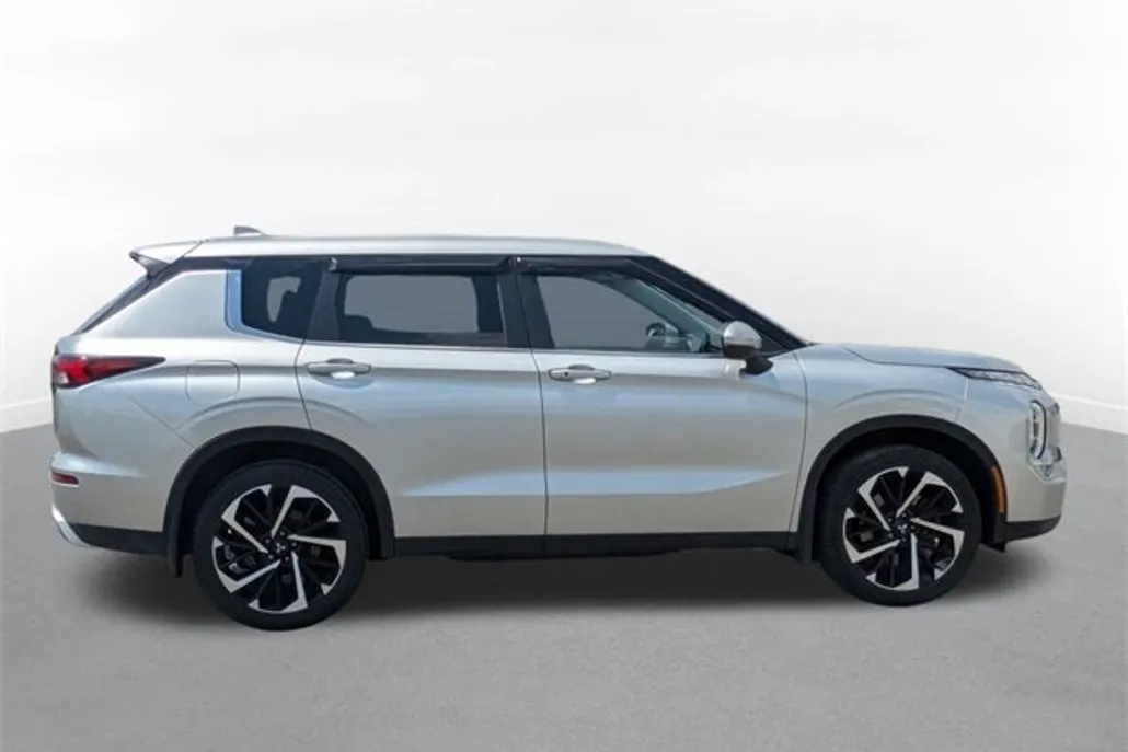 2023 Mitsubishi Outlander SE photo 1