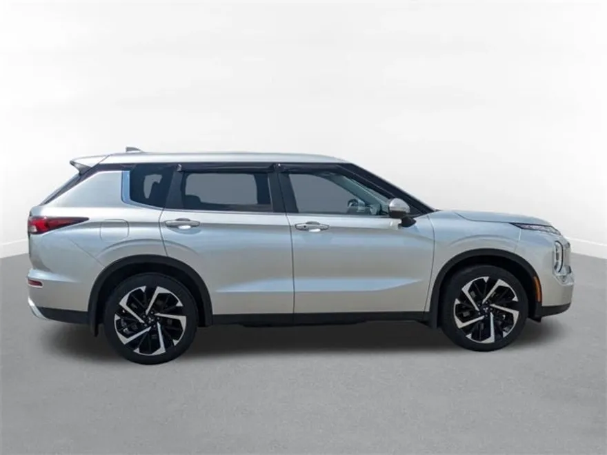 2023 Mitsubishi Outlander SE photo 1
