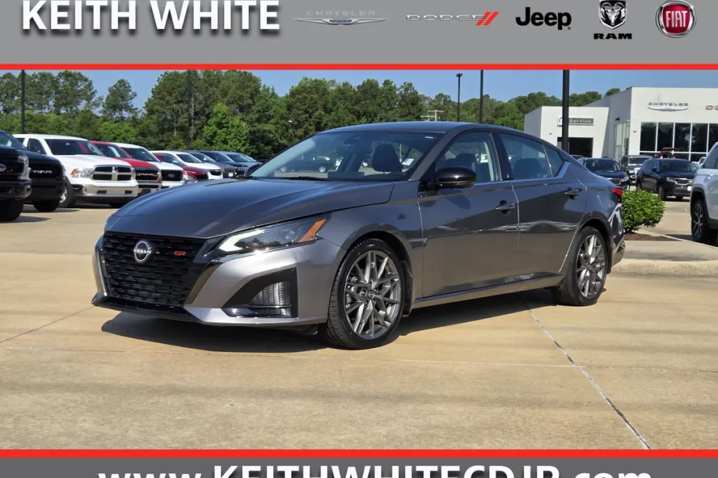2023 Nissan Altima SR photo 1