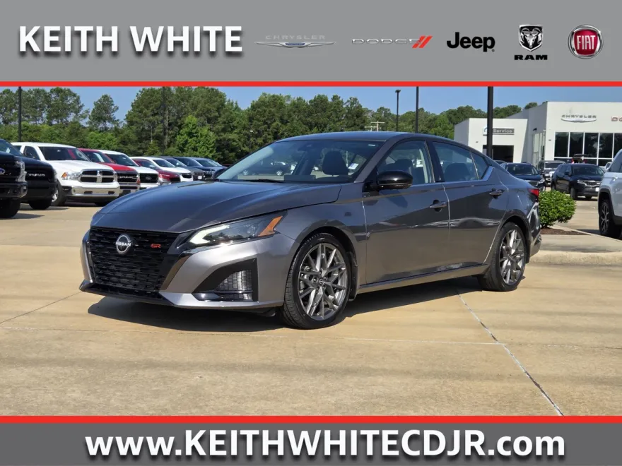 2023 Nissan Altima SR photo 1