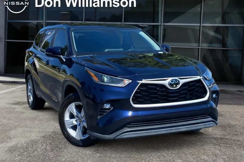 2023 Toyota Highlander LE photo 1