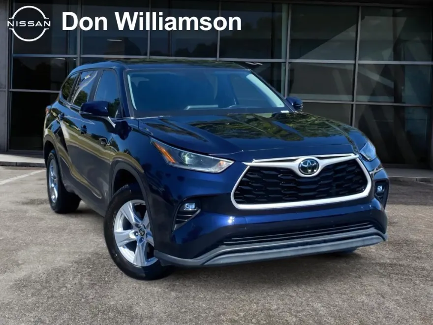 2023 Toyota Highlander LE photo 1