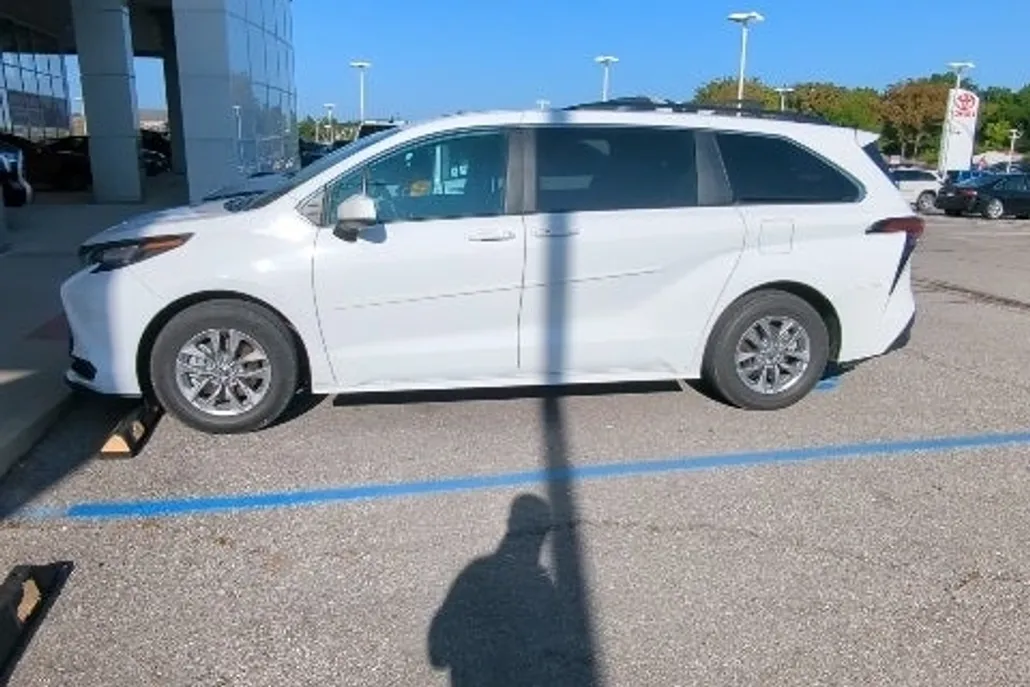 2022 Toyota Sienna LE photo 1
