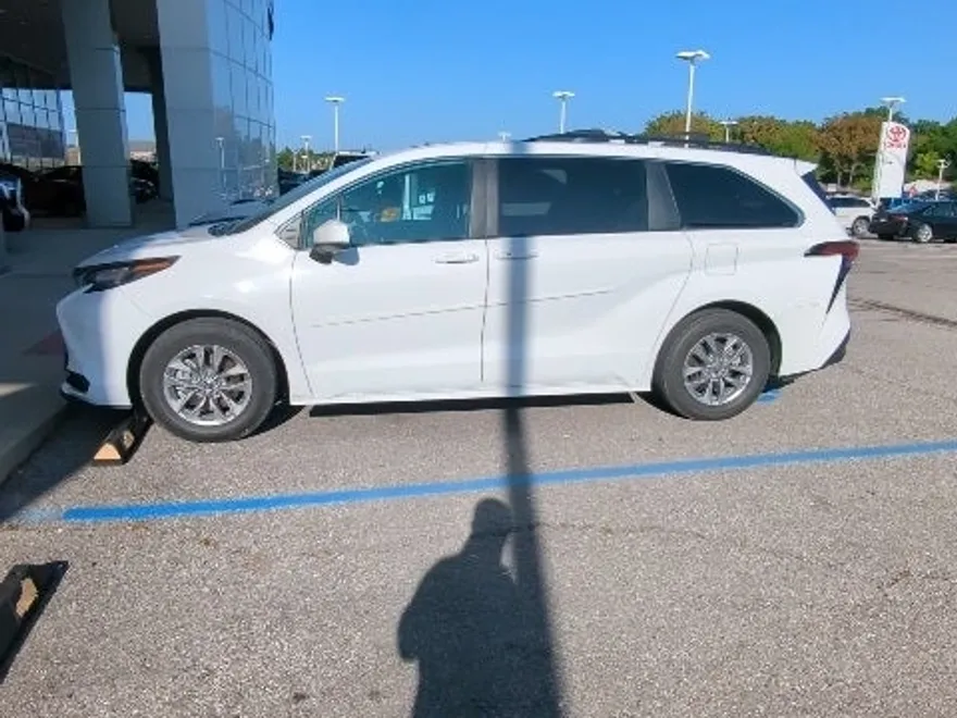 2022 Toyota Sienna LE photo 1