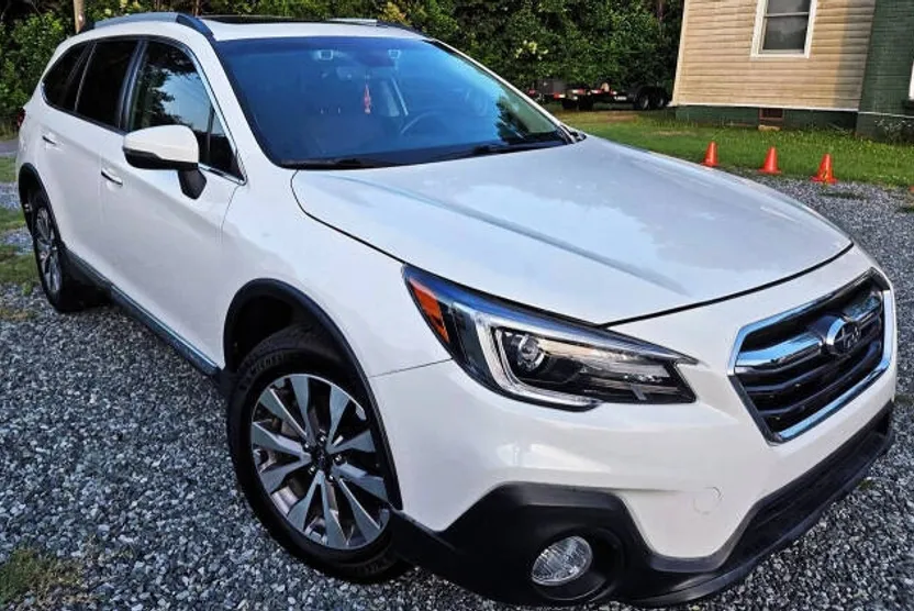 2019 Subaru Outback 3.6R Touring photo 1