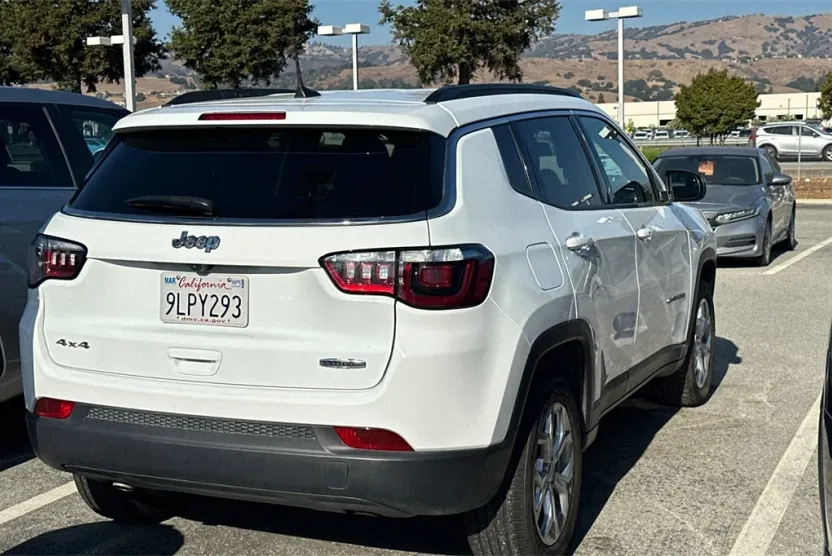 2024 Jeep Compass Latitude photo 1