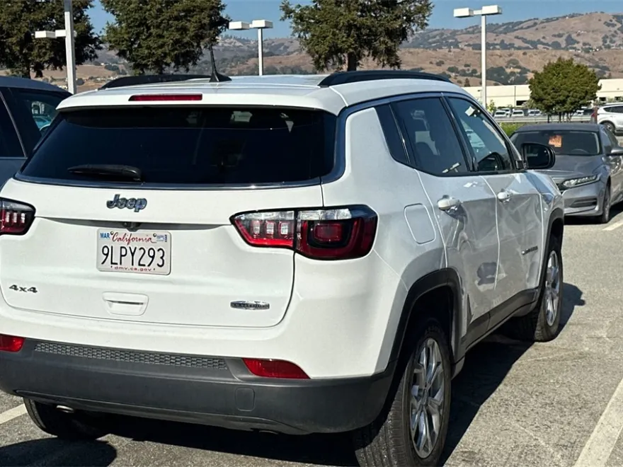 2024 Jeep Compass Latitude photo 1