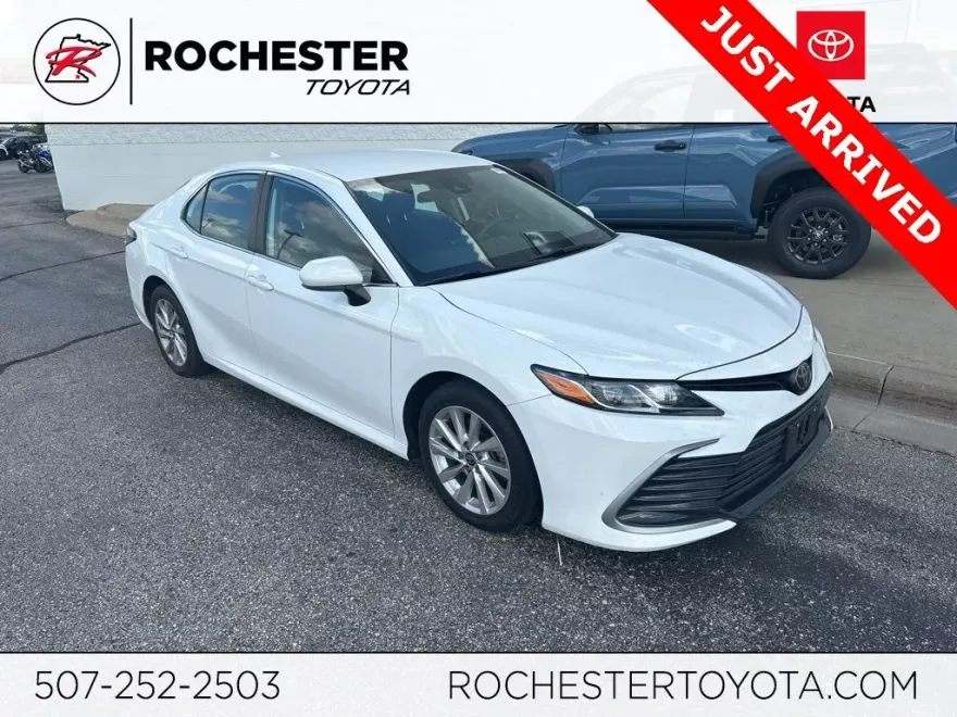 2021 Toyota Camry LE photo 1