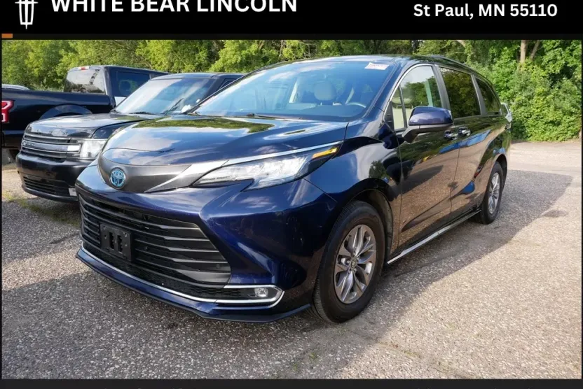 2023 Toyota Sienna XLE photo 1