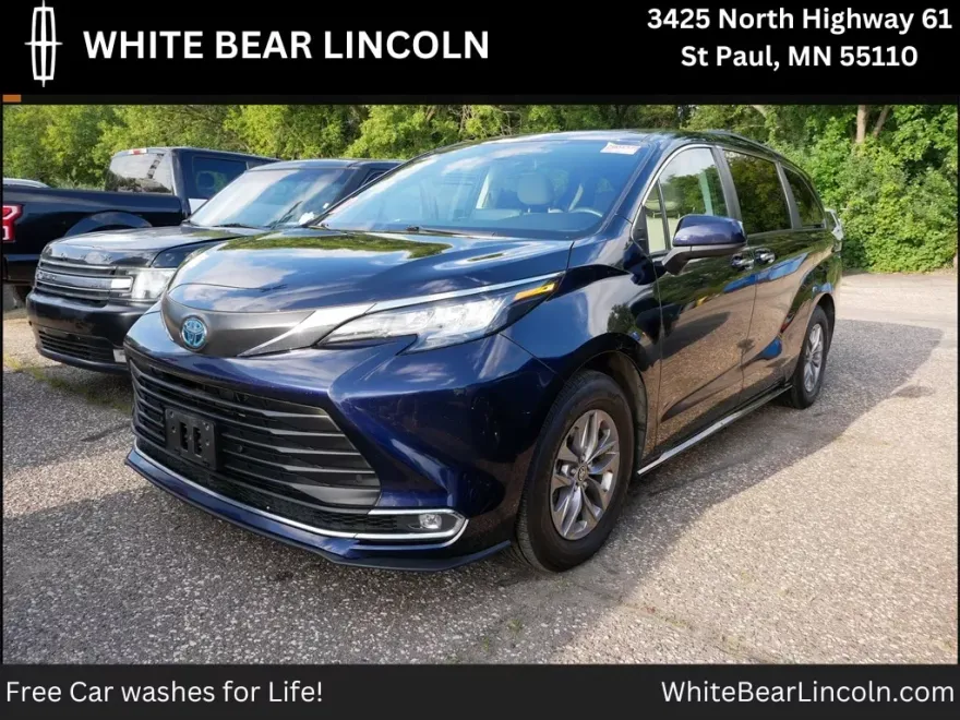 2023 Toyota Sienna XLE photo 1