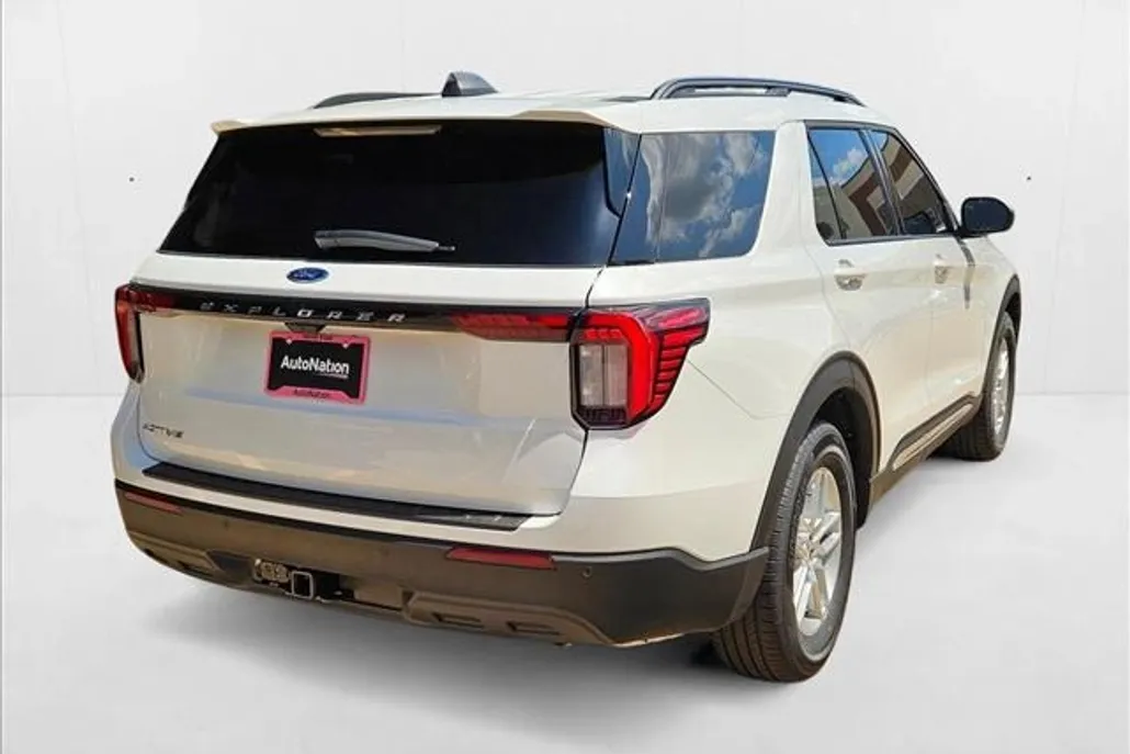 2025 Ford Explorer photo 1