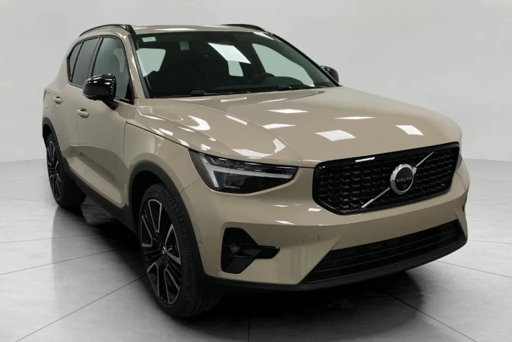 2025 Volvo XC40 photo 1
