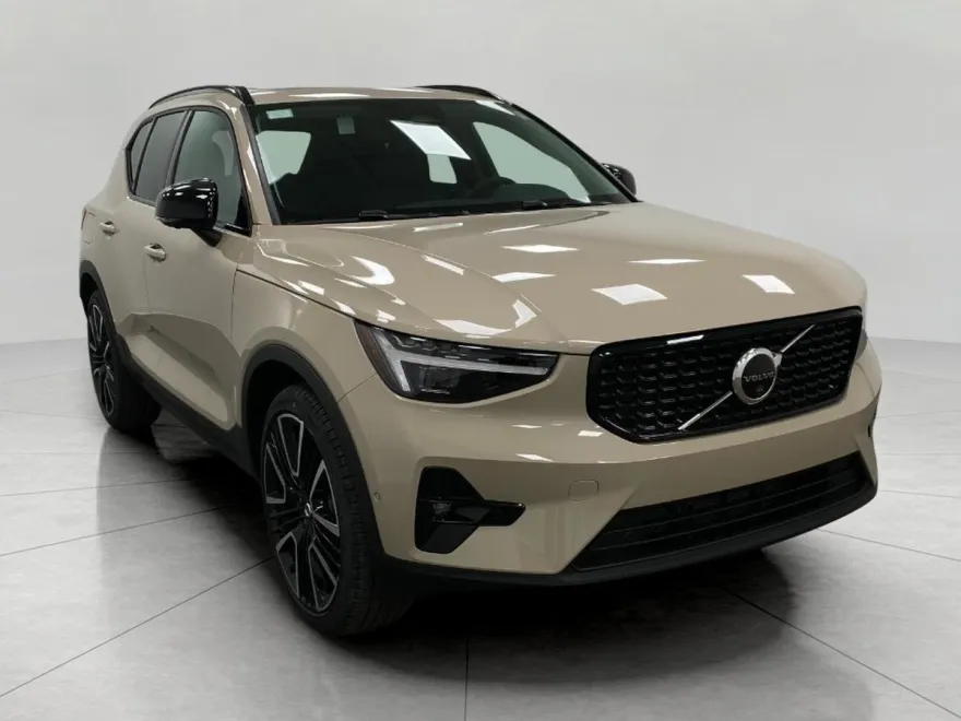 2025 Volvo XC40 photo 1