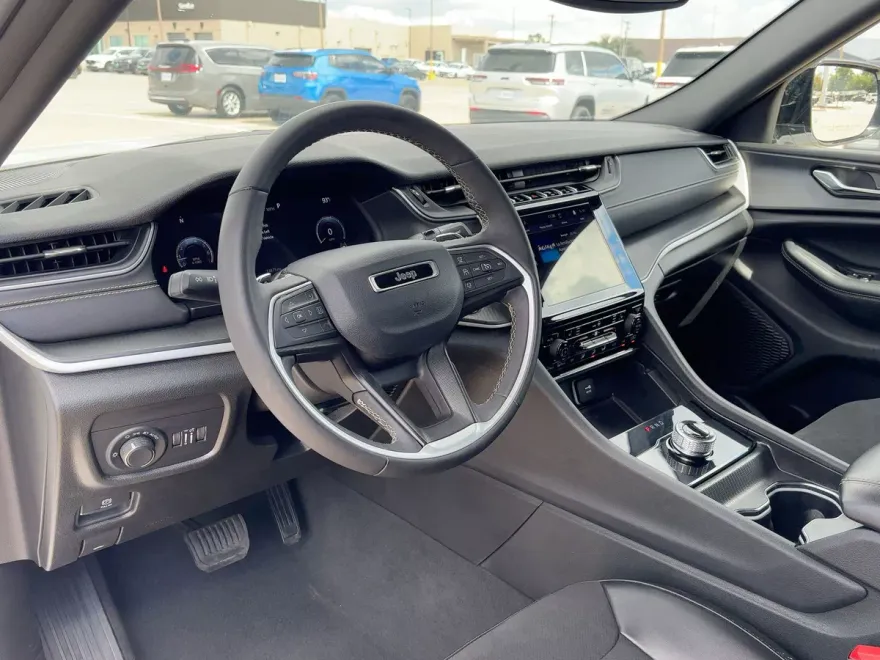 2024 Jeep Grand Cherokee Altitude photo 1