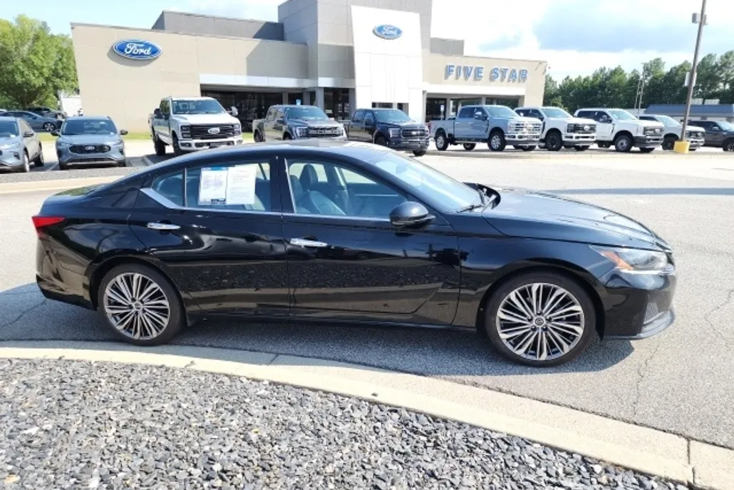 2023 Nissan Altima 2.5 SL photo 1