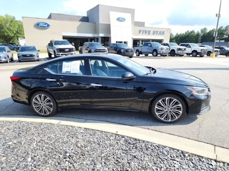 2023 Nissan Altima 2.5 SL photo 1