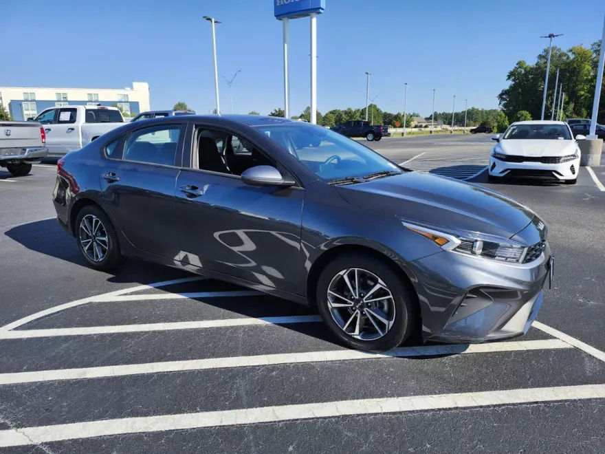 2023 Kia Forte LXS photo 1