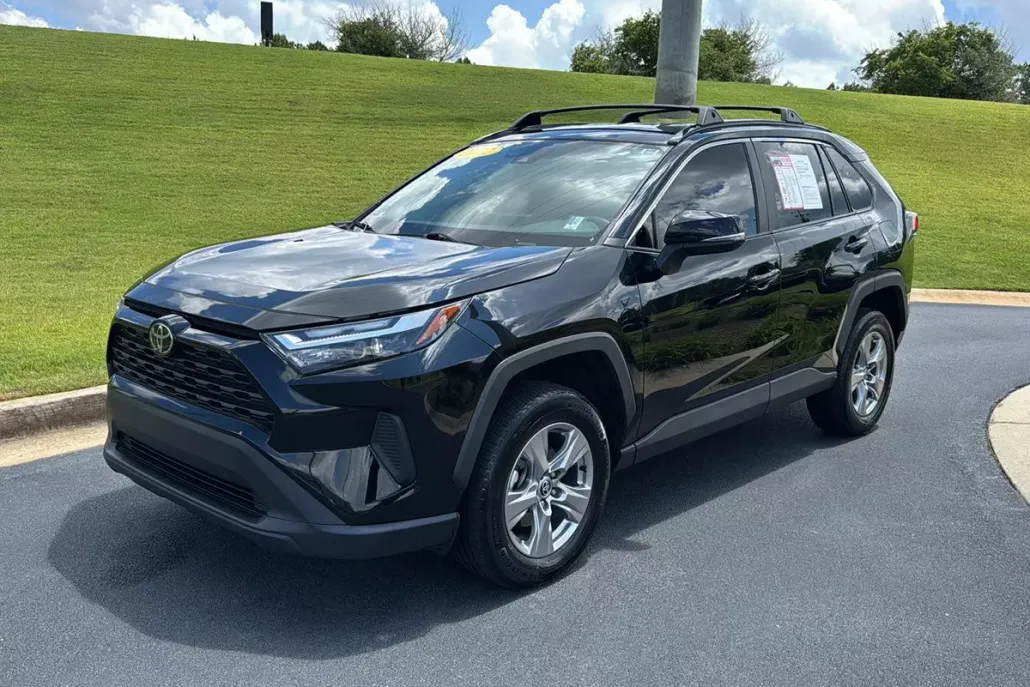 2022 Toyota RAV4 XLE photo 1