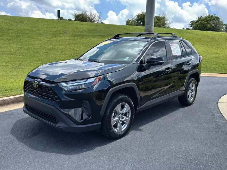 2022 Toyota RAV4 XLE photo 1