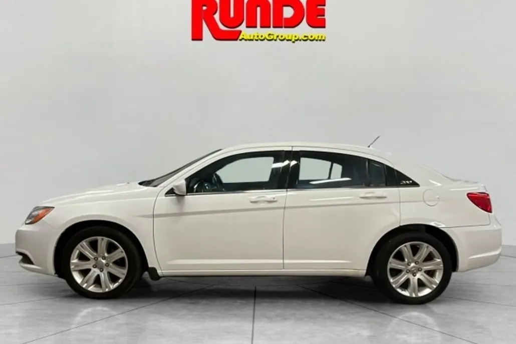 2013 Chrysler 200 Touring photo 1