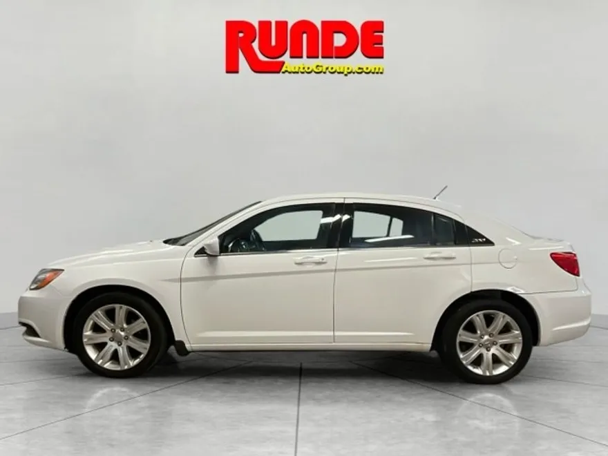 2013 Chrysler 200 Touring photo 1