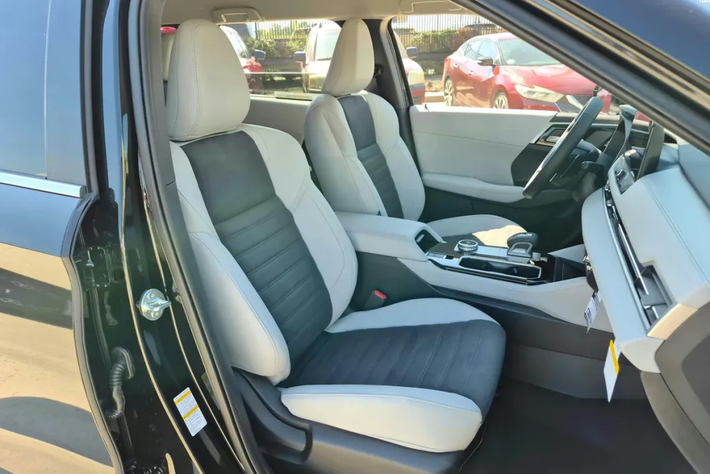 2025 Mitsubishi Outlander SE photo 1