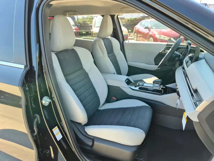 2025 Mitsubishi Outlander SE photo 1
