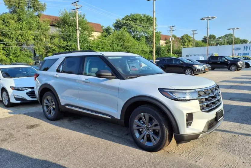 2025 Ford Explorer photo 1