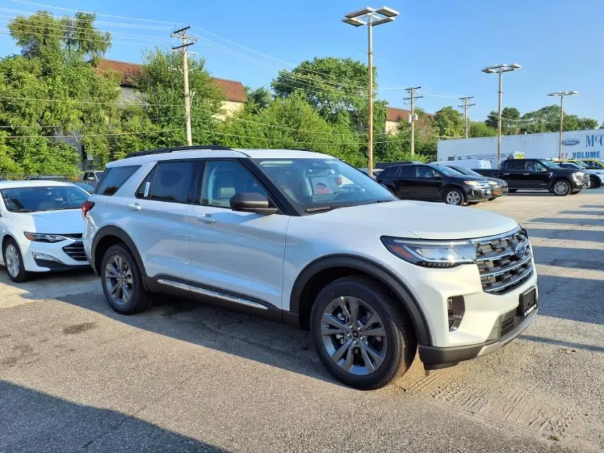 2025 Ford Explorer photo 1