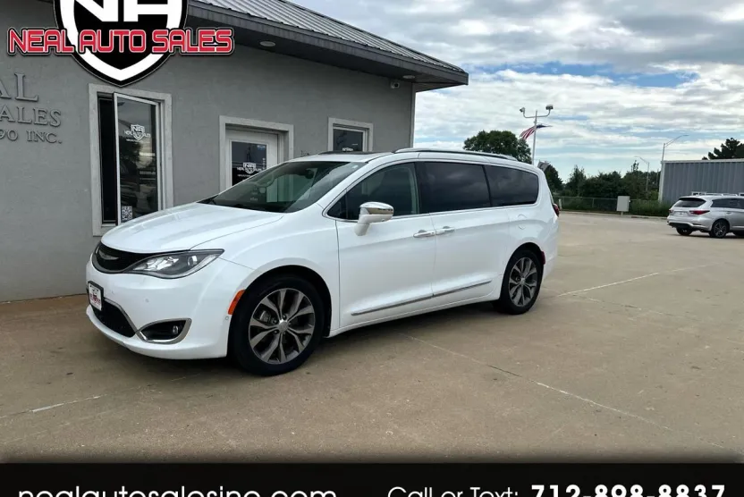2017 Chrysler Pacifica Limited photo 1