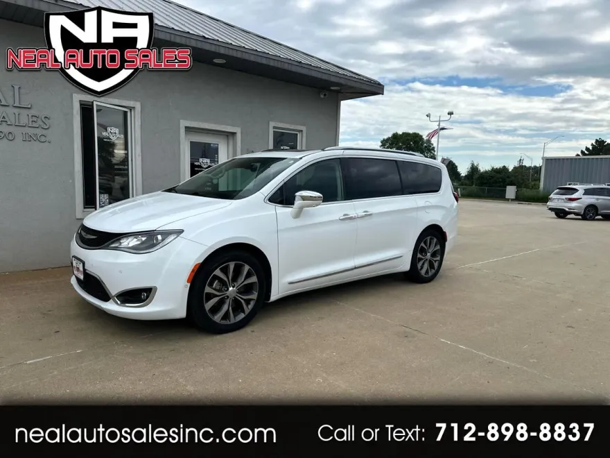 2017 Chrysler Pacifica Limited photo 1