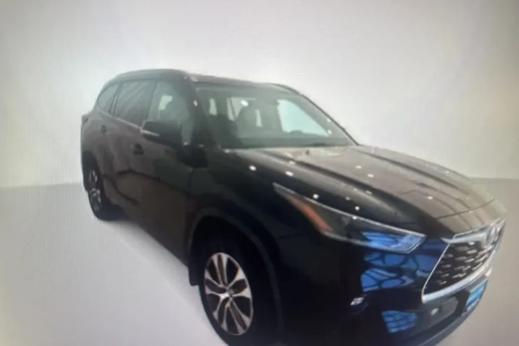 2021 Toyota Highlander XLE photo 1