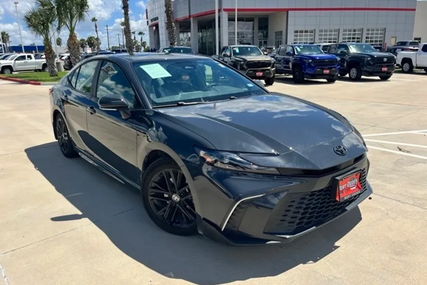 2025 Toyota Camry SE photo 1