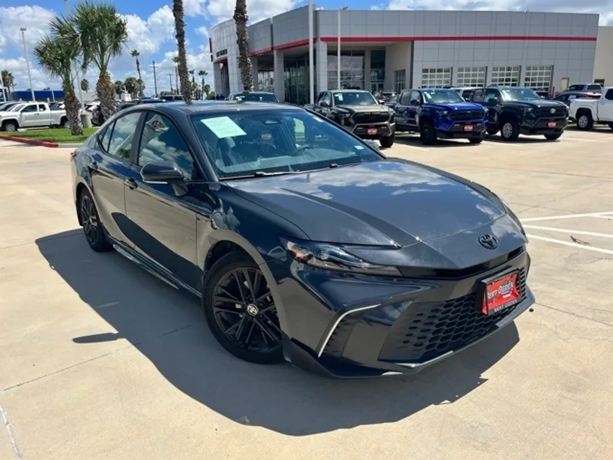 2025 Toyota Camry SE photo 1