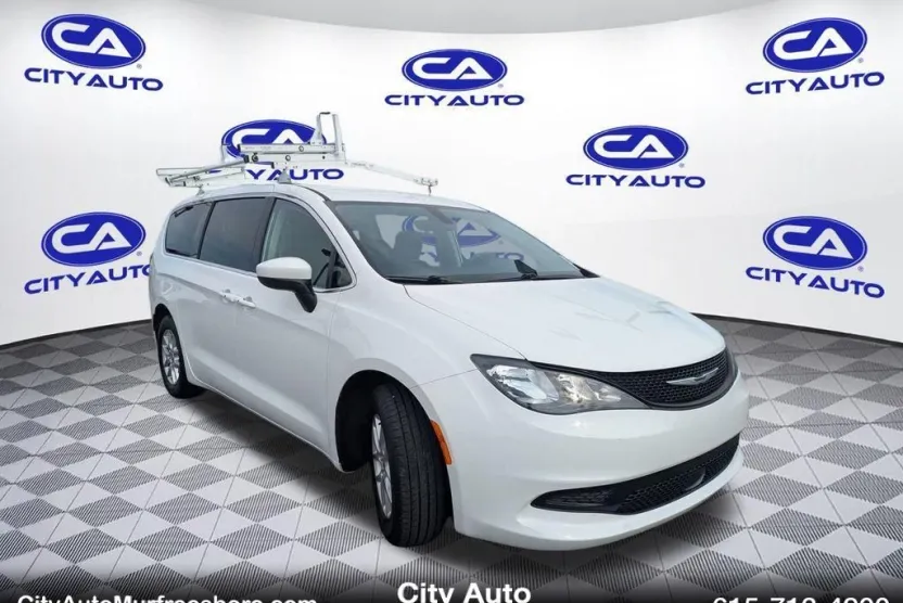2022 Chrysler Voyager LX photo 1