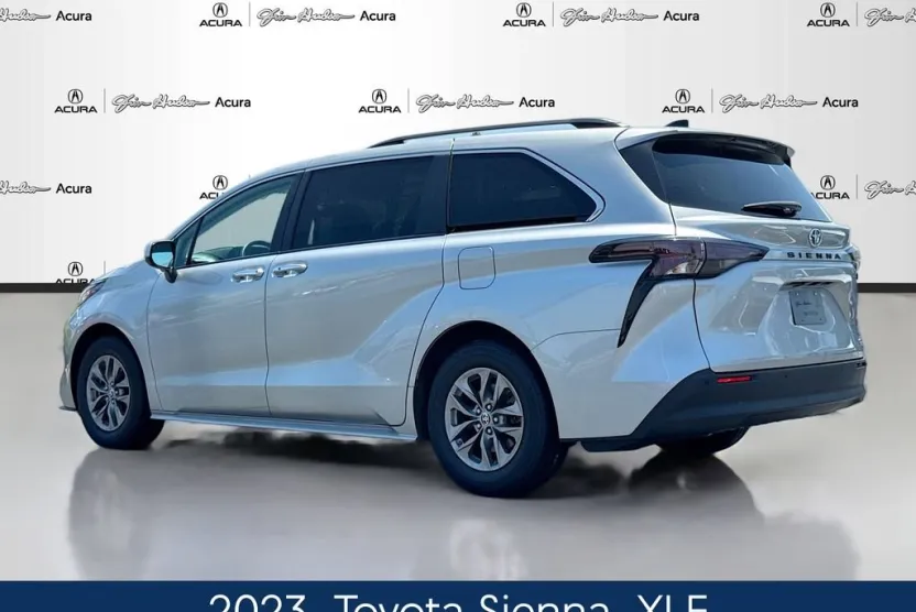 2023 Toyota Sienna XLE photo 1