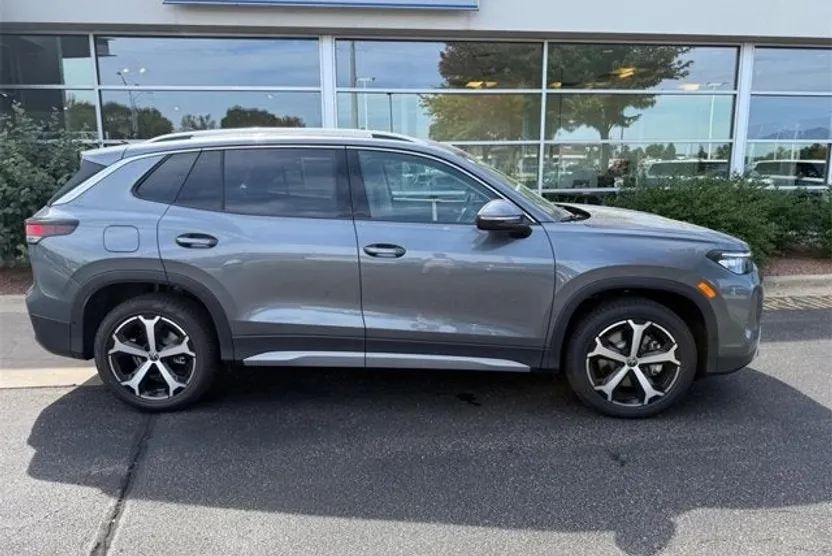 2025 Volkswagen Tiguan SE photo 1