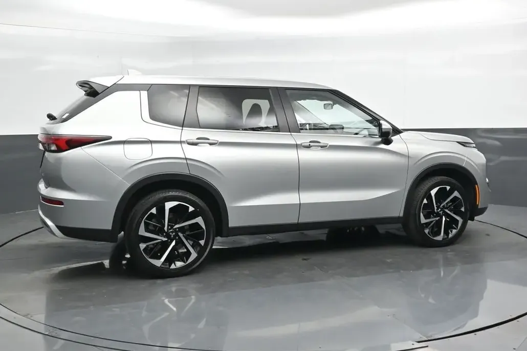 2024 Mitsubishi Outlander SE photo 1