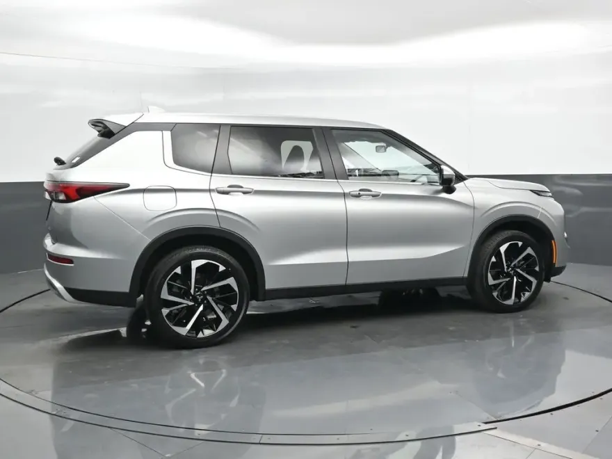 2024 Mitsubishi Outlander SE photo 1