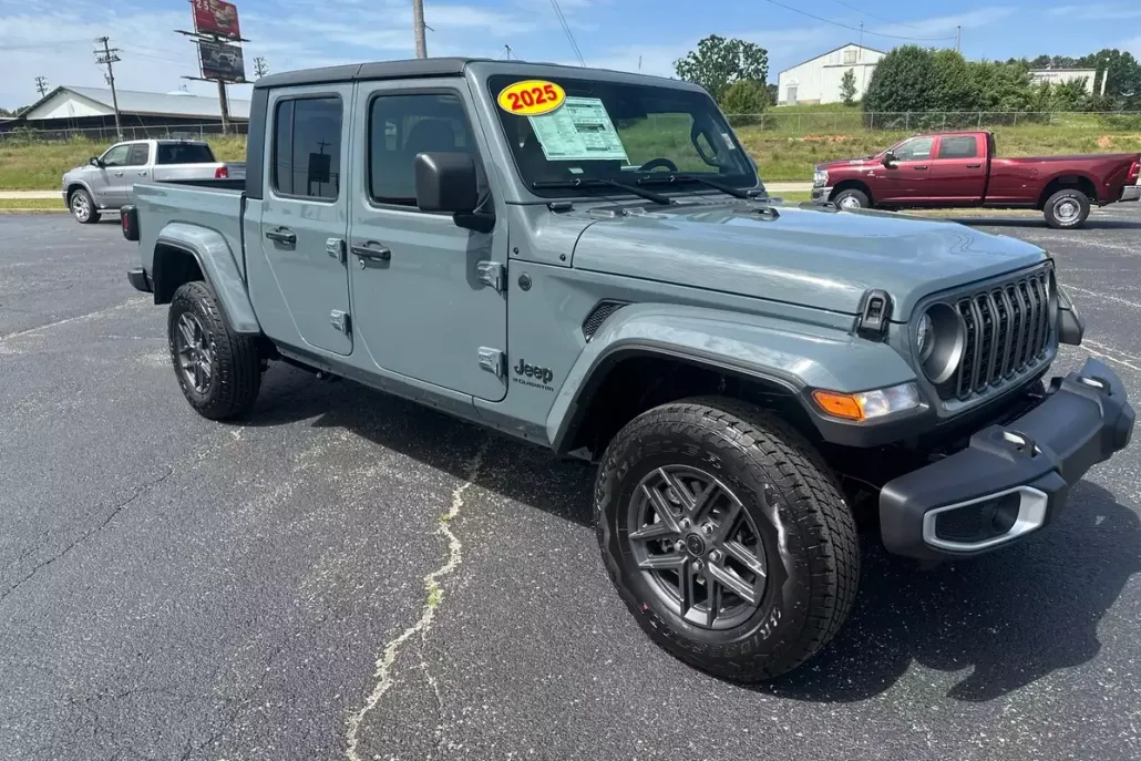 2025 Jeep Gladiator Sport S photo 1