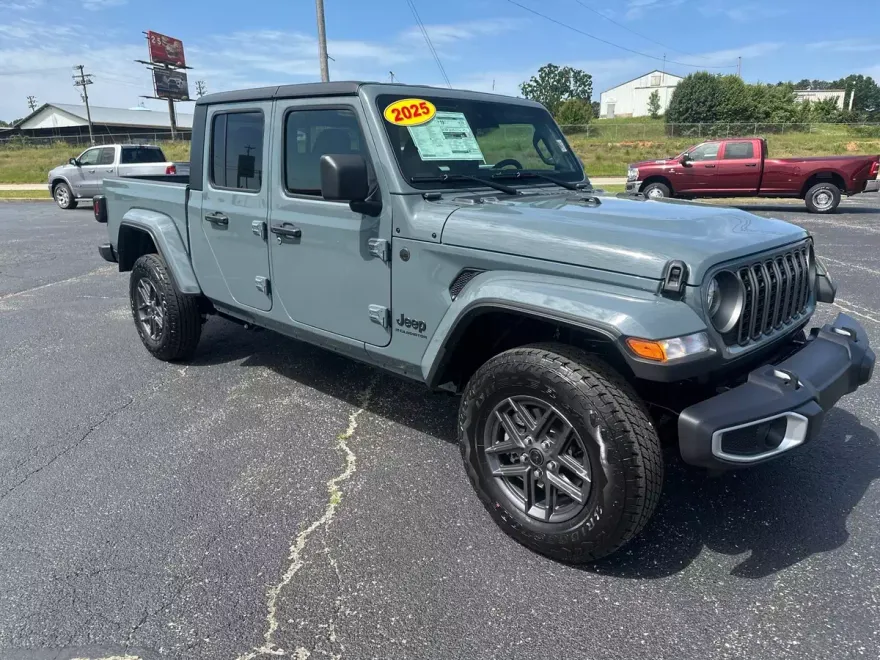2025 Jeep Gladiator Sport S photo 1