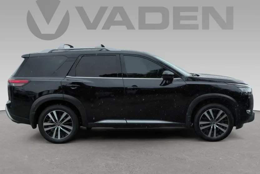 2024 Nissan Pathfinder Platinum photo 1