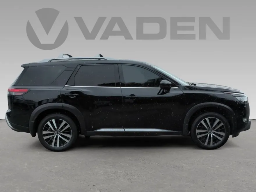 2024 Nissan Pathfinder Platinum photo 1