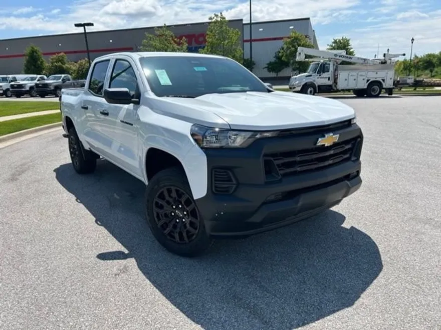 2025 Chevrolet Colorado LT photo 1