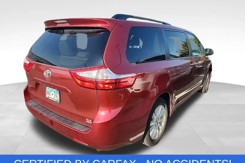 2015 Toyota Sienna XLE photo 1