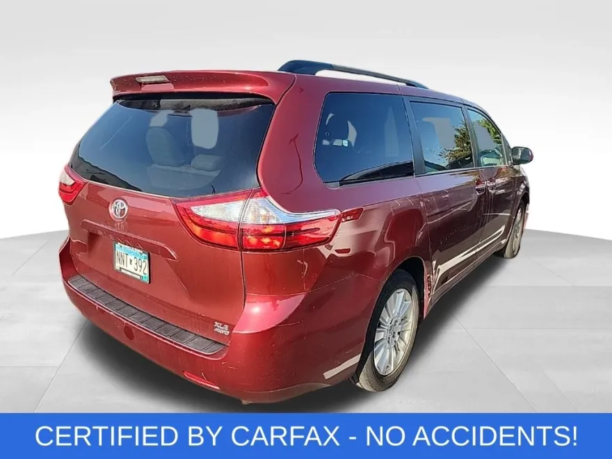 2015 Toyota Sienna XLE photo 1