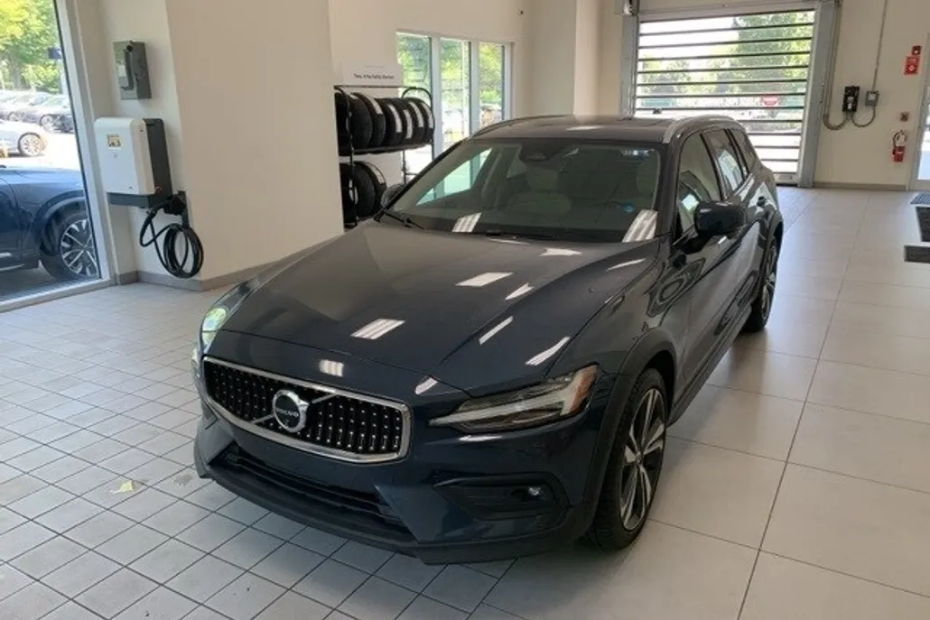 2024 Volvo V60 Cross Country B5 Plus photo 1