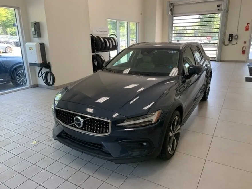 2024 Volvo V60 Cross Country B5 Plus photo 1
