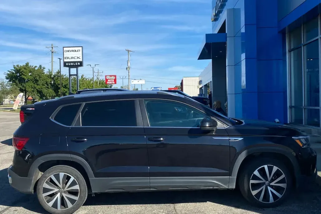 2024 Volkswagen Taos SE photo 1