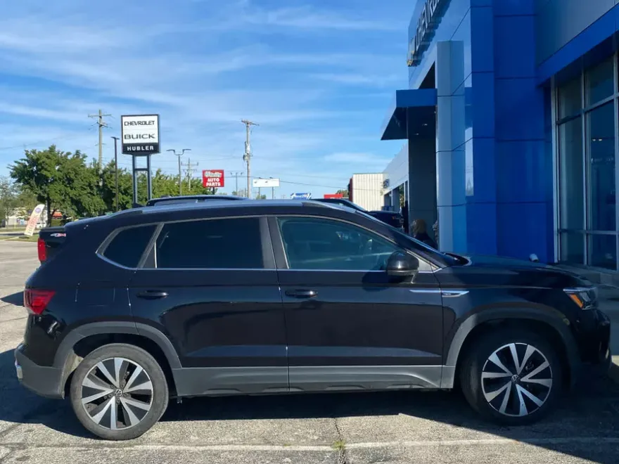 2024 Volkswagen Taos SE photo 1